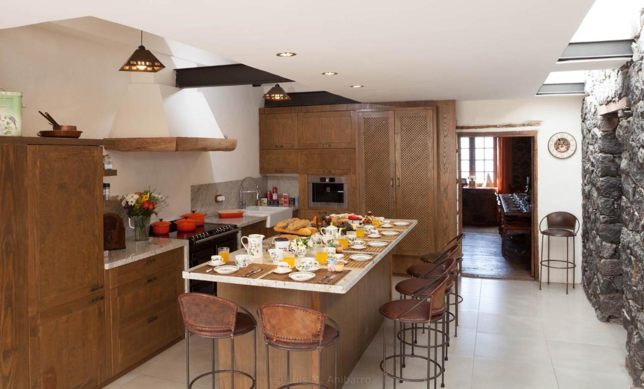 ארונה Historic Canarian House, Private Heated Infinity Pool, Bbq, Wifi + Panoramic Ocean Views מראה חיצוני תמונה